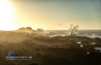 Brandung im Gegenlicht