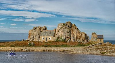 Haus zwischen den Felsen