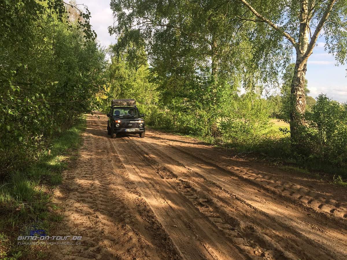 Lada auf Sandweg